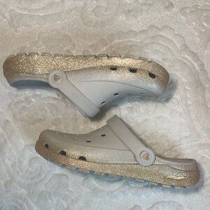 Skechers archfit clog/mules whitish gray and gold glitter